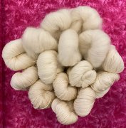 Ofärgat garn och tyger på samma ställe.