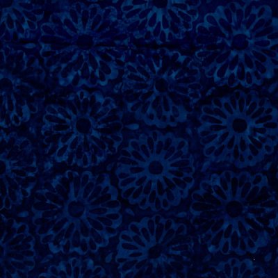 24117 marinblå batik med blommor, tygbredd 110 cm