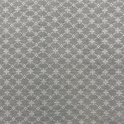300164 ljusgrå bakgrund med blomma i romb, 55% bomull, 45% polyester, bredd 140 cm.