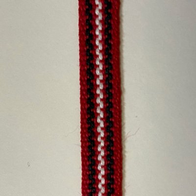 X8 Bomullsband, röd/svart/vit, 7 mm.