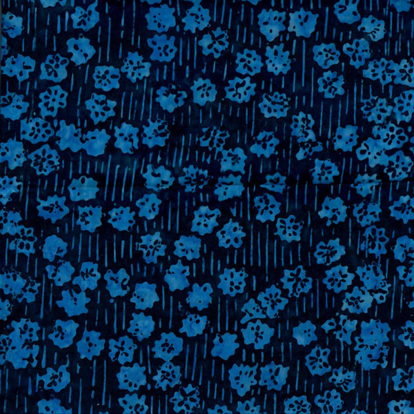 24128 Batik, marinblå botten med klarblå blommor, tygbredd 110 cm