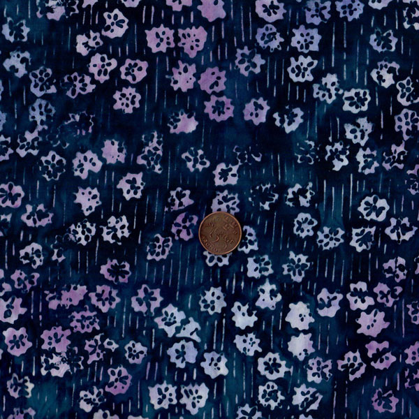 24223rosalila blommor på mörkmarinblå bakgrund, tygbredd 110 cm