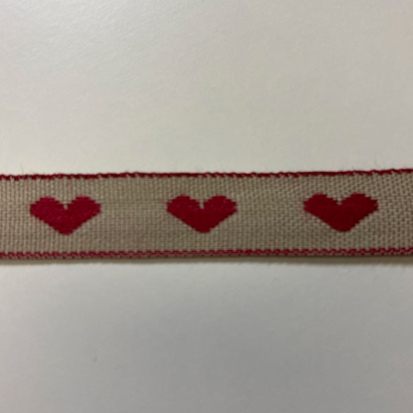 X5 Bomullsband, röda hjärtan på linnefärgad botten, 14 mm.