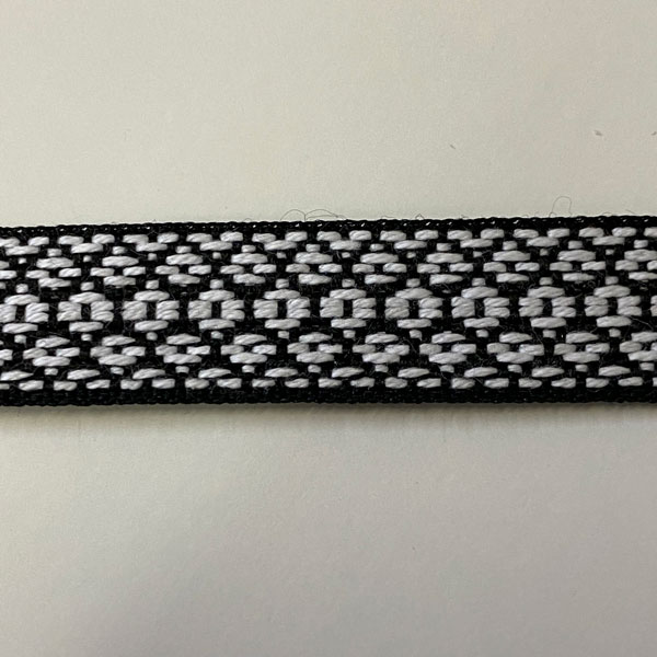 X6 Bomullsband, vitt mönster på svart bakgrund, 12 mm.